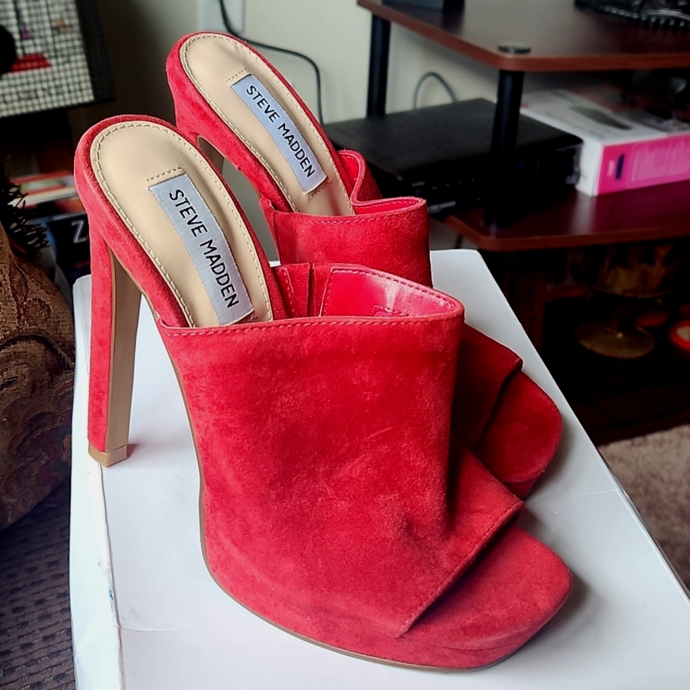 Steve Madden 6M Red High 👠 Heel.